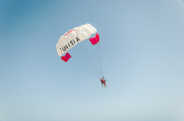 포토 JPG 해외이미지 커플 밧줄 스포츠 분홍색 여행 2 아프리카 하늘 바람 휴가 사람 사람없음 야외 여름 햇빛 여행객 맑음 자유 가을 흰색 낙하산 무료 튀니지 해외202004 해외포토 자연요소 계절 나라 줄 컬러 컨셉 관계 날씨 태양 파일형식 이미지허브