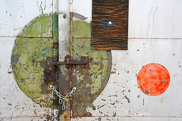 포토 JPG 해외이미지 모양 산업 벽 날씨 스트레스 사람없음 건물 목재 빨간색 초록색 문 페인트 흰색 판넬 버리기 창고 질감 잠금 시들음 그런지 옛날 합판 해외202004 해외포토 나무 건축물 컬러 재료 모션 보안 파일형식 이미지허브