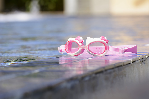 포토 JPG 해외이미지 안경 스포츠 유리 미술 사람없음 물 수영 해외202004 해외포토 자연요소 잡화 재질 문화예술 수상스포츠 파일형식 이미지허브