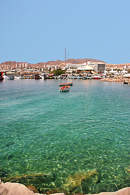 포토 JPG 해외이미지 바다 여행 중동 건축양식 하늘 휴가 산 풍경 사람없음 빨간색 물 여름 파란색 도시풍경 컬러풀 여행객 도시 만 보트 땅 휴양지 홍해 이스라엘 인기 해외202004 해외포토 자연요소 계절 건축 나라 컬러 배_교통 사람 장소 서아시아 파일형식 이미지허브