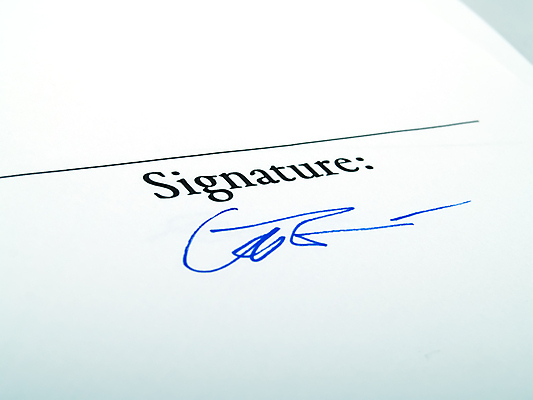 포토 JPG 해외이미지 종이 회사 비즈니스 사람없음 책 금융 파란색 사무실 쪽지 공책 흰색 기록 업무 작업 이름 입장 계약 사인 보안 서명 회계 계산서 동의 마케팅 해외202004 해외포토 컬러 문구용품 안전 경제 파일형식 이미지허브