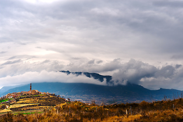 포토 JPG 해외이미지 구름 유럽 도로 지구 여행 밭 농업 건축양식 자연 하늘 날씨 산 주택 풍경 사람없음 야외 초록색 도시풍경 농장 농경지 교회 계곡 봄 안개 시골 도시 중세 역사 스페인 숲 땅 만취 언덕 먼지 폭풍 진흙 타운 고딕 스모그 스페인어 옛날 세련 해외202004 해외포토 자연요소 계절 건축 나라 산업 길 컬러 종교건축 교통시설 건물 생태계 술취함 파일형식 이미지허브