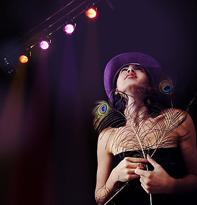 포토 JPG 해외이미지 모델 응시 여자 얼굴 포즈 백그라운드 장신구 전등 한명 서기 사람 성인 컬러풀 유행 댄서 안개 표현 춤 신선 잡기 점 화려 우아함 야간 시원함 유혹 깃털 클럽 디스코 히스패닉 스타일 해외202004 해외포토 자연요소 직업 1 시선 음악 컬러 컨셉 모션 날씨 문화예술 조명 신체부위 파일형식 이미지허브