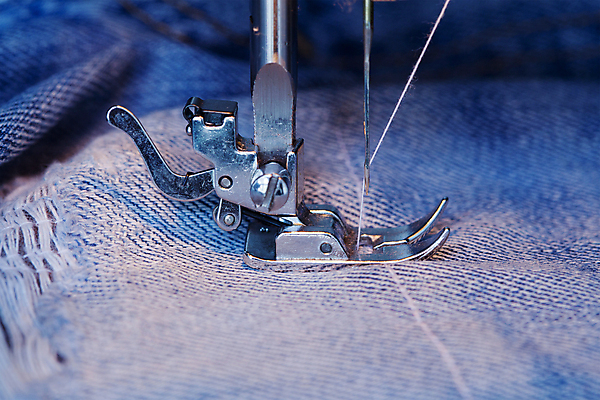 포토 JPG 해외이미지 직업 옷 산업 포즈 비즈니스 공장 가정 사람없음 파란색 유행 금속 기계 장비 흰색 공구 직물 업무 실 제조 상품 바느질 묘사 만들기 실타래 자수 재단 재단사 바늘땀 솜씨 조작 퀼트 스타일 해외202004 해외포토 컬러 공업 모션 재질 도구 작업 파일형식 이미지허브