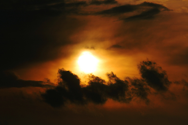포토 JPG 해외이미지 구름 백그라운드 오렌지 하늘 사람없음 태양 어둠 일몰 저녁 환상 해외202004 해외포토 자연요소 컨셉 과일 노을 야간 파일형식 이미지허브
