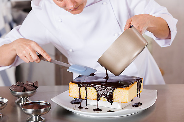 포토 JPG 해외이미지 직업 접시 손 여자 유니폼 디저트 요리 한명 장식 과자 케이크 주방 식당 초콜릿 요리사 검은색 고명 달콤 맛 냄비 유혹 서비스 국자 준비 만들기 서빙 토핑 주걱 코코아 제빵사 페스츄리 해외202004 해외포토 1 식기 옷 음료 음식 빵 컬러 컨셉 모션 주방용품 사람 신체부위 상점 솥 파일형식 이미지허브