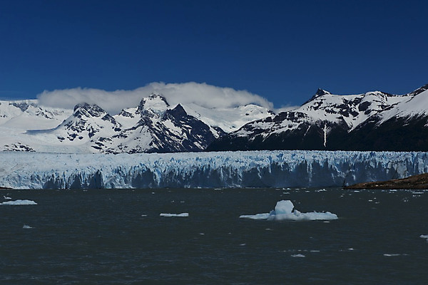포토 JPG 해외이미지 호수 여행 자연 산 국립공원 풍경 사람없음 야외 파란색 냉동 얼음 남아메리카 빙하 장면 빙산 지구온난화 아르헨티나 생태학 터키석 해외202004 해외포토 자연요소 공원 교육 컬러 아메리카 보석 생태계 기후변화 파일형식 이미지허브