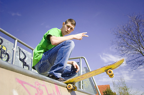 포토 JPG 해외이미지 백인 공원 남자 어린이 스포츠 포즈 장난 한명 사람 소년 야외 10대 파란색 점프 스케이트 스케이팅 흰색 청바지 스케이트보드 바퀴 위험 속도 롤러 사춘기 해외202004 해외포토 서양인 1 공공시설 스포츠용품 컬러 컨셉 바지 모션 청소년 겨울스포츠 보드_스포츠 파일형식 이미지허브