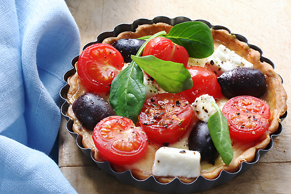 포토 JPG 해외이미지 음식 토마토 방울토마토 치즈 요리 사람없음 식사 굽기 올리브 타르트 페스츄리 해외202004 해외포토 열매 빵 채소 유제품 구이 파이_빵 파일형식 이미지허브