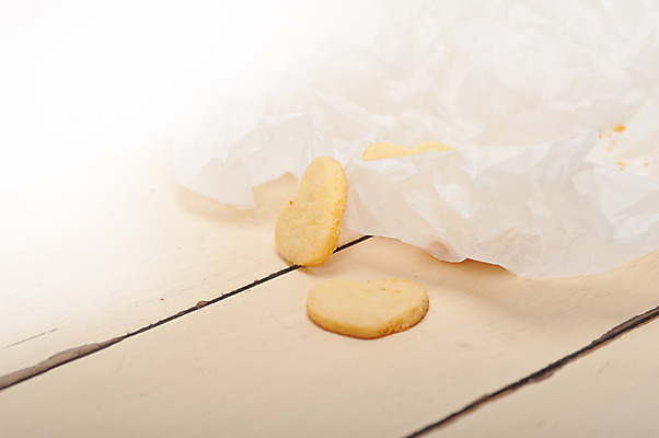 포토 JPG 해외이미지 디저트 사람없음 쿠키 하트 포장지 베이지색 종이호일 해외202004 해외포토 모양 음식 컬러 포장 파일형식 이미지허브