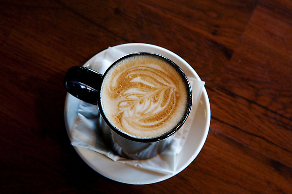 포토 JPG 해외이미지 커피 잎 탁자 사람없음 검은색 거품 머그컵 정상 컵받침 냅킨 양치류 해외202004 해외포토 식물 음료 컬러 가구 컵 받침대 파일형식 이미지허브