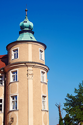 포토 JPG 해외이미지 나무 유럽 건축양식 창문 하늘 지붕 주택 사람없음 탑 도시 묘사 폴란드 해외202004 해외포토 식물 건축물 건축 나라 건물 파일형식 이미지허브