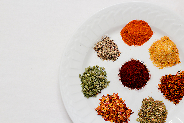 포토 JPG 해외이미지 음식 재료 고추 양파 피망 요리 사람없음 빨간색 요리사 검은색 맛 가루 향신료 후추 성분 해외202004 해외포토 직업 컬러 컨셉 채소 향미료 파일형식 이미지허브