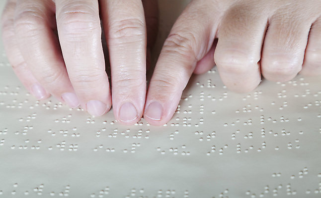 포토 JPG 해외이미지 손 교육 산업 종이 텍스트 통신 손가락 사람 사람없음 책 독서 손상 터치 가리킴 점 장애인 심볼 사인 페이지 질서 시각장애인 적자 해외202004 해외포토 컨셉 손짓 신체부위 예절 장애 파일형식 이미지허브