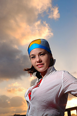 포토 JPG 해외이미지 모델 응시 옷 여자 행복 여유 얼굴 건강 한명 사람 성인 야외 여름 유행 일몰 표현 신선 유혹 순수 히스패닉 내추럴 해외202004 해외포토 1 시선 계절 감정 컨셉 신체부위 노을 파일형식 이미지허브