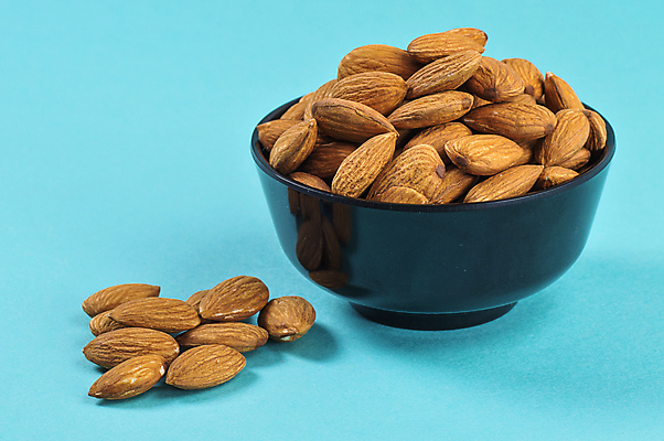 포토 JPG 해외이미지 그릇 백그라운드 다이어트 건조 사람없음 파란색 아몬드 해외202004 해외포토 식기 컬러 건강 견과류 파일형식 이미지허브