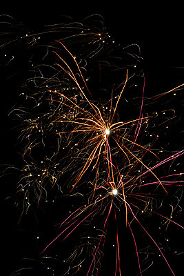 포토 JPG 해외이미지 기념일 행복 백그라운드 하늘 불 새해 기념 불꽃놀이 이벤트 사람없음 빨간색 빛 파티 검은색 축제 어둠 축하 4 야간 폭발 파열 7월 광 해외202004 해외포토 자연요소 감정 컬러 컨셉 놀이 숫자 날짜 파일형식 이미지허브