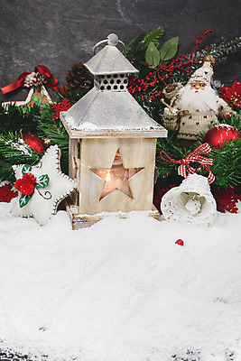 포토 JPG 해외이미지 나무 계절 별 백그라운드 크리스마스 겨울 동화 휴가 전등 새로움 크리스마스카드 기념 사람없음 목재 장식 빨간색 세로 빛 산타클로스 어둠 추위 흰색 나뭇가지 등불 축하 눈송이 야간 저녁 12월 장면 공상 전나무 화상 스타일 카피스페이스 크리스마스배경 해외202004 해외포토 자연요소 식물 기념일 컬러 컨셉 재료 조명 카드_감사 눈_날씨 공백 날짜 상처 파일형식 이미지허브