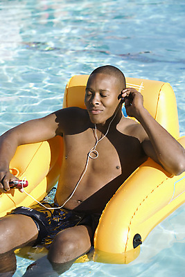 포토 JPG 해외이미지 주간 남자 수영복 여유 이어폰 수영장 한명 들기 앉기 상반신 성인 야외 앞모습 여름휴가 바캉스 음악감상 떠있는 시원함 근육질 성인남자한명만 해외202004 해외포토 자연요소 1 옷 감정 뷰포인트 음향기기 모션 근육 휴가 사람 감상 몸매 남자한명만 성인남자만 파일형식 여름_계절 이미지허브