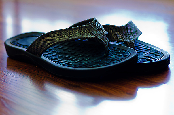 포토 JPG 해외이미지 신발 컨셉 휴가 슬리퍼 바닥 실내 사람없음 목재 유행 샌들 가죽끈 양발 해외202004 해외포토 나무 재료 내부 끈 가죽 파일형식 이미지허브