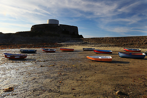 포토 JPG 해외이미지 유럽 바다 섬 여행 건축양식 하늘 영국 풍경 사람없음 건물 물 도시풍경 일출 항구 황혼 일몰 보트 수비 포트 해외202004 해외포토 자연요소 건축물 건축 나라 배_교통 교통시설 모션 노을 도시 파일형식 이미지허브