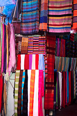 포토 JPG 해외이미지 분홍색 백그라운드 패턴 오렌지 장신구 매달리기 종류 사람없음 빨간색 초록색 파란색 쇼핑 컬러풀 노란색 머리 유행 세일 상점 검은색 목도리 덮개 흰색 직물 시장 실크 다발 질감 목 모로코 메디나 많음 해외202004 해외포토 잡화 컬러 컨셉 무늬 과일 모션 아프리카 신체부위 뚜껑 파일형식 이미지허브