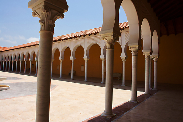 포토 JPG 해외이미지 라이프스타일 디자인 외관 여행 건축양식 하늘 지붕 부동산 주택 동양인 사람없음 건물 장식 흰색 기둥 스페인 재산 클래식 고급 지중해 빌라 맨션 아치 스페인어 아랍어 스타일 해외202004 해외포토 건축물 건축 유럽 바다 컬러 컨셉 인종 생활 금융 파일형식 이미지허브