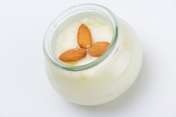 포토 JPG 해외이미지 실내 사람없음 한개 흰배경 아몬드 푸딩 해외202004 해외포토 1 백그라운드 디저트 내부 견과류 흰색 파일형식 이미지허브