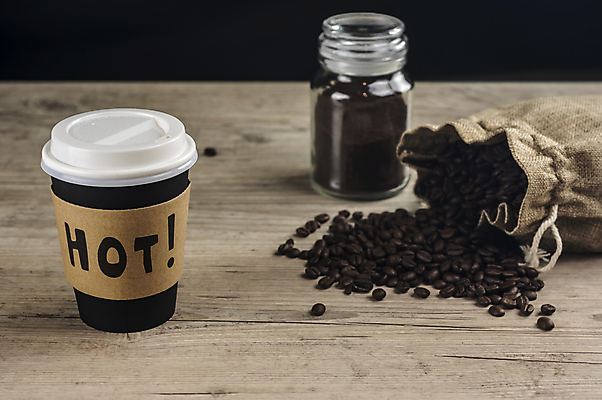 포토 JPG 해외이미지 손 종이 커피 음료 음식 가방 사람없음 컵 갈색 검은색 카페 뜨거움 아침식사 일회용 플라스틱 테이크아웃 아메리카노 카푸치노 에스프레소 바둑 고립 라떼 카페인 목업 해외202004 해외포토 식기 잡화 컬러 재질 놀이 신체부위 상점 식사 파일형식 이미지허브