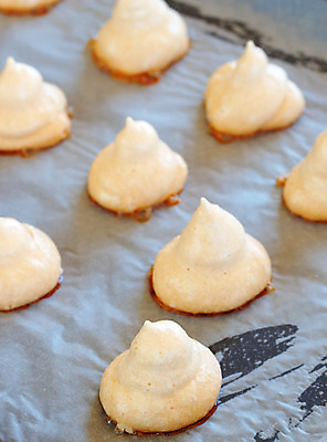 포토 JPG 해외이미지 그릇 종이 쟁반 사람없음 쿠키 요식업 희망 카페 빵집 흰색 대접 신선 달콤 맛 설탕 굽기 머랭 줄서기 핸드메이드 많음 해외202004 머랭쿠키 해외포토 식기 감정 산업 컬러 컨셉 모션 디저트 상점 구이 파일형식 이미지허브