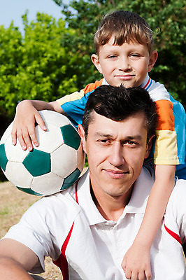 포토 JPG 해외이미지 나무 1 라이프스타일 공원 남자 아들 어린이 스포츠 공 가족 자연 함께함 사랑 사람 잔디 성인 야외 두명 초록색 햇빛 축구 아빠 장면 해외202004 해외포토 식물 공공시설 감정 컬러 컨셉 관계 생활 태양 구기 생태계 파일형식 이미지허브