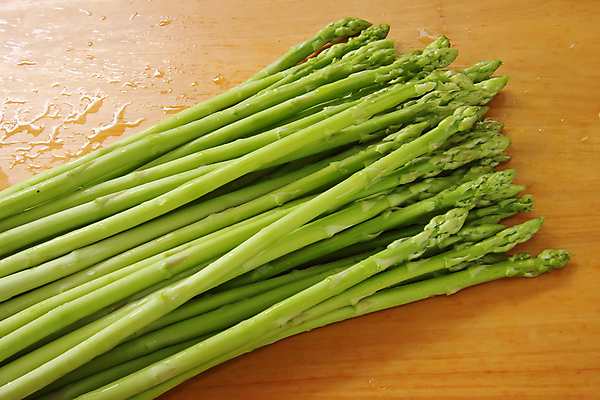 포토 JPG 해외이미지 줄기 백그라운드 채소 요리 사람없음 목재 초록색 정원 신선 아스파라거스 날것 성분 팁 해외202004 해외포토 나무 식물 컬러 재료 파일형식 이미지허브