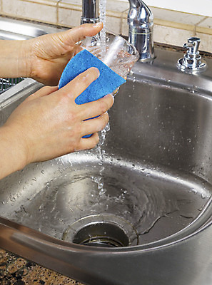 포토 JPG 해외이미지 여자 사람 성인 사람없음 세로 주방 싱크대 수도꼭지 스펀지 해외202004 해외포토 개수대 파일형식 이미지허브