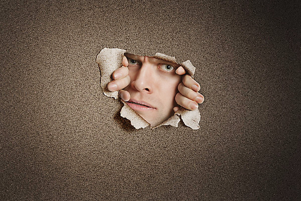 포토 JPG 해외이미지 응시 남자 종이 얼굴 한명 성인 잡기 구멍 찡그림 엿보기 질감 찢어짐 성인남자한명만 해외포토 1 시선 모션 표정 사람 신체부위 남자한명만 성인남자만 파일형식 이미지허브