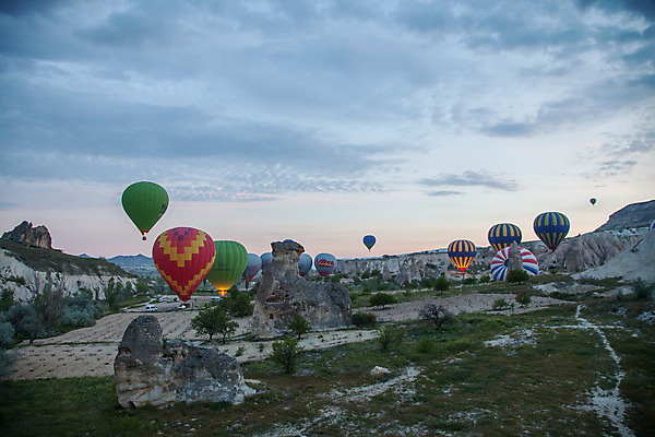 포토 JPG 해외이미지 디자인 행복 스포츠 여행 패턴 교통시설 하늘 아침 카파도키아 사람없음 초록색 여름 파란색 세트 컬러풀 태양 축제 가을 열기구 뜨거움 분위기 스페인 곤돌라 승차 파일럿 준비 상승 캘리포니아 풍선 칠면조 땅바닥 카피스페이스 해외202004 해외포토 주간 자연요소 직업 계절 감정 유럽 컬러 교통 컨셉 무늬 항공교통 모션 조류 바닥 미국 공백 시설 파일형식 튀르키예 이미지허브