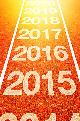 포토 JPG 해외이미지 행복 길 스포츠 새로움 사람없음 빛 달리기 운동 햇빛 경기장 달력 시간 연도 2015년 2016년 2018년 기간 선로 카운트 해외202004 해외포토 감정 컨셉 스포츠시설 모션 건강 태양 파일형식 이미지허브