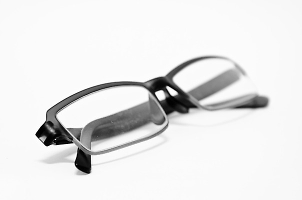 포토 JPG 해외이미지 디자인 응시 안경 백그라운드 프레임 미술 사람없음 독서 반사 유행 침묵 쌍안경 흰색 쌍 클래식 우아함 플라스틱 오브젝트 시력 비전 스타일 해외202004 해외포토 시선 잡화 컬러 컨셉 재질 문화예술 소리 망원경 파일형식 이미지허브