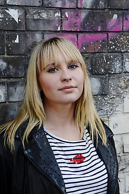 포토 JPG 해외이미지 긴머리 응시 여유 벽 생각 한명 서기 10대 금발 검은색 기댐 도시 시원함 지루함 싱글 혼자 성인여자만 해외202004 해외포토 1 헤어스타일 시선 감정 컬러 모션 청소년 사람 여자만 성인만 파일형식 이미지허브