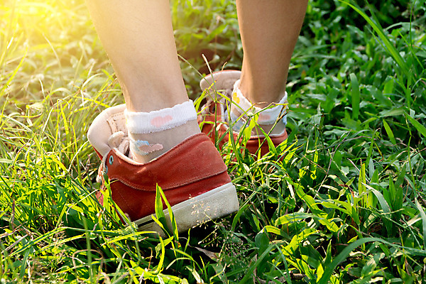 포토 JPG 해외이미지 라이프스타일 공원 여자 스포츠 포즈 신발 신체 모션 발 자연 거리 따뜻함 건강 사람 성인 사람없음 야외 운동복 달리기 조깅 운동 걷기 일출 스트레칭 에너지 연습 속도 마라톤 달리기선수 양발 해외202004 해외포토 옷 공공시설 경기 생활 신체부위 노을 육상스포츠 생태계 육상선수 파일형식 이미지허브