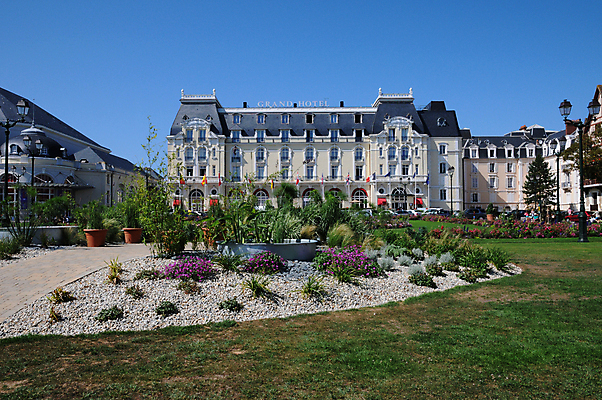 포토 JPG 해외이미지 건축양식 호텔 휴가 사람없음 건물 관광지 침실 프랑스 잠 역사 야간 노르망디 해외202004 해외포토 자연요소 건축물 건축 유럽 여행 숙소 파일형식 이미지허브