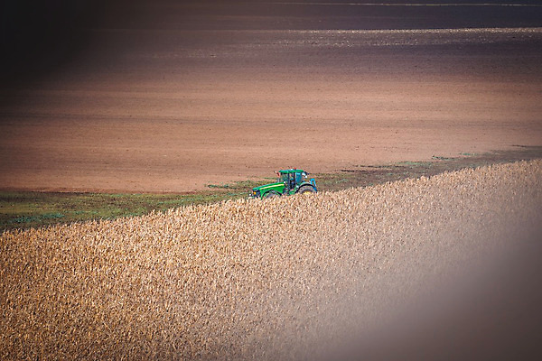 포토 JPG 해외이미지 나무 구름 유럽 백그라운드 밭 농업 교통시설 자연 프레임 풍경 사람없음 물 여름 파란색 농장 갈색 노란색 기계 흙 봄 폭포 장비 가을 시골 업무 떨어짐 볏짚 농부 땅 불도저 먼지 트랙터 멀리 무거움 드론 밭일 불가리아 우크라이나 쟁기 조감도 해외202004 해외포토 자연요소 식물 직업 계절 나라 산업 컬러 교통 컨셉 작업 중장비 무게 짚 농기계 시설 생태계 특수차량 파일형식 남유럽 이미지허브