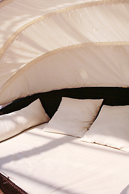 포토 JPG 해외이미지 섬 여행 가구 쿠션 베개 탁자 휴가 휴식 손바닥 사람없음 야외 세로 여름 소파 갈색 평화 고급 탈출 휴양지 리빙 오아시스 이국적 파라다이스 해외202004 해외포토 손 계절 컬러 생활용품 컨셉 의자 침구 장소 파일형식 이미지허브