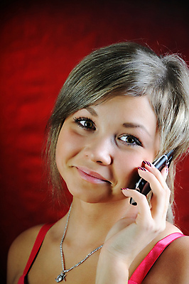 포토 JPG 해외이미지 백인 1 응시 여자 유럽 통신 대화 한명 사람 10대 빨간색 스마트폰 흰색 전화기 슛 해외202004 해외포토 서양인 시선 나라 컬러 청소년 말하기 핸드폰 스마트기기 파일형식 이미지허브