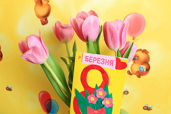 포토 JPG 해외이미지 식물 계절 여자 꽃잎 꽃 분홍색 꽃다발 잎 꽃무늬 농업 전구 자연 휴가 기념 사람없음 빨간색 초록색 여름 컬러풀 장미 머리 정원 흙 봄 활발 튤립 벚꽃 냄비 8 그림 우크라이나 카피스페이스 해외202004 해외포토 유럽 산업 컬러 컨셉 무늬 사람 신체부위 숫자 공백 솥 생태계 파일형식 이미지허브