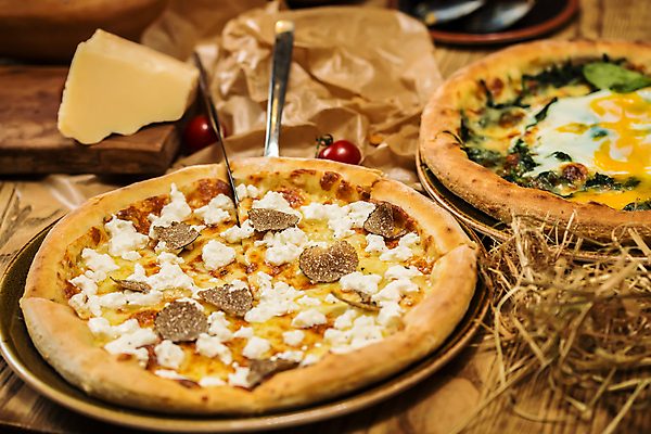 포토 JPG 해외이미지 1 전통 접시 문화 음식 조각 백그라운드 다이어트 토마토 채소 치즈 피자 육류 요리 사람없음 빨간색 식사 저녁식사 이탈리아 흰색 뜨거움 클래식 맛 폐기물 굽기 먹기 속도 질감 매움 슬라이스 반죽 심플 테이크아웃 바질 점심식사 고립 마르게리타피자 모짜렐라치즈 페스츄리 해외202004 해외포토 식기 유럽 빵 컬러 컨셉 식재료 모션 유제품 패스트푸드 서양음식 건강 쓰레기 구이 파일형식 이미지허브