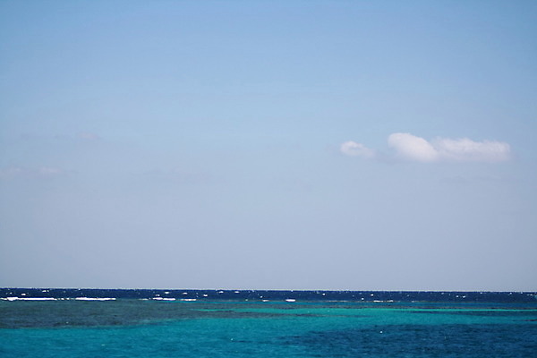 포토 JPG 해외이미지 구름 계절 모래 파도 바다 여행 백그라운드 자연 하늘 날씨 휴가 휴식 풍경 사람없음 야외 물 여름 파란색 빛 햇빛 태양 반사 우주 환경 맑음 흰색 만 서핑 장면 내추럴 파라다이스 수평선 해외202004 해외포토 자연요소 컬러 컨셉 수상스포츠 생태계 파일형식 이미지허브
