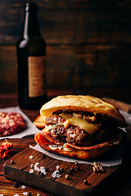 포토 JPG 해외이미지 맥주 패스트푸드 실내 사람없음 햄버거 소금 맥주병 패티 나무도마 나무탁자 수제햄버거 통후추 종이호일 해외202004 해외포토 탁자 술병 도마 주류 내부 목재 인스턴트 후추 파일형식 이미지허브