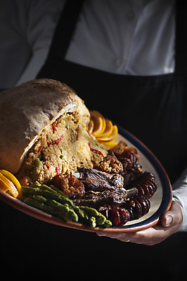 포토 JPG 해외이미지 스튜디오촬영 백인 전통 그릇 접시 손 유럽 문화 음식 빵 오렌지 과일 부분 육류 요리 사람없음 세로 식사 튀김 신선 잡기 고명 인스턴트 지중해 포르투갈 준비 아스파라거스 보여주기 해외202004 해외포토 서양인 식기 나라 바다 채소 식재료 모션 실내 신체부위 파일형식 이미지허브