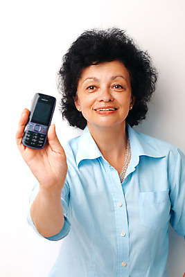 포토 JPG 해외이미지 손 여자 할머니 백그라운드 셔츠 엄마 모바일 친절 세포 한명 서기 사람 성인 스마트폰 흰색 잡기 최고 메시지 뉴스 중앙 보여주기 내추럴 고립 옛날 해외202004 해외포토 1 노년 컬러 상의 가족 모션 신체부위 핸드폰 스마트기기 파일형식 이미지허브