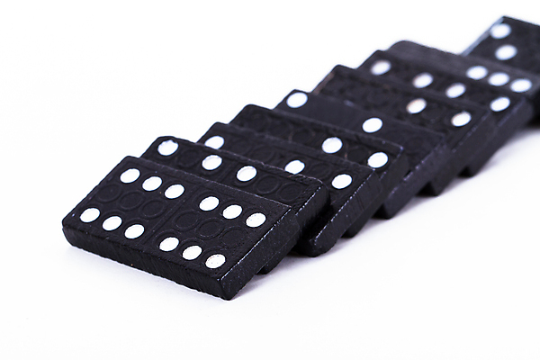 포토 JPG 해외이미지 사람없음 검은색 넘어짐 도미노 쓰러짐 해외202004 무너짐 해외포토 컬러 모션 파일형식 이미지허브